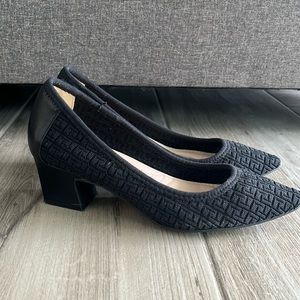 Adrienne Vittadini. Size 7. Black. Stretchy like material.